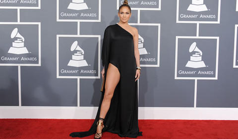 Jennifer-Lopez-en-la-alfombra-roja-Grammy-2013._480_311